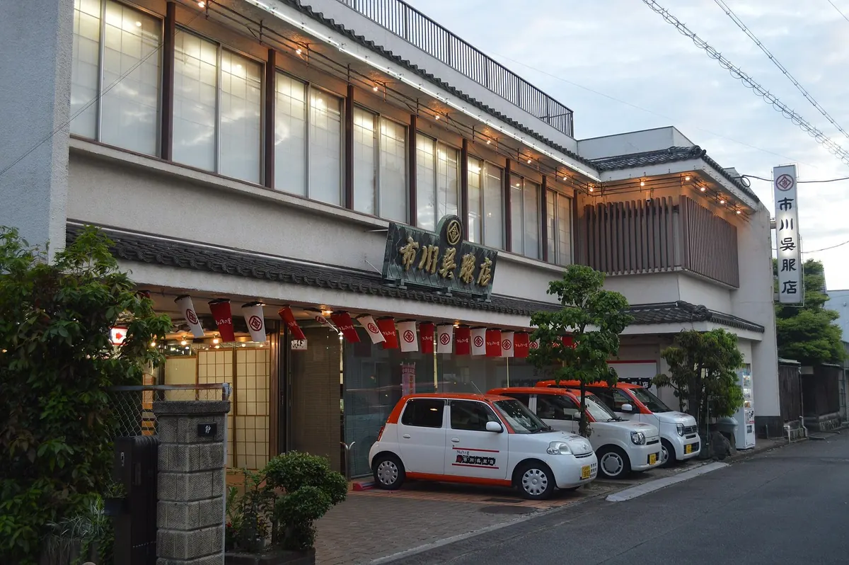 呉服店に並ぶ反物と着物